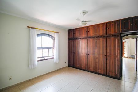 Casa à venda com 390m², 4 quartos e 4 vagas Casa à venda com 390m², 4 quartos e 4 vagasQuarto 2