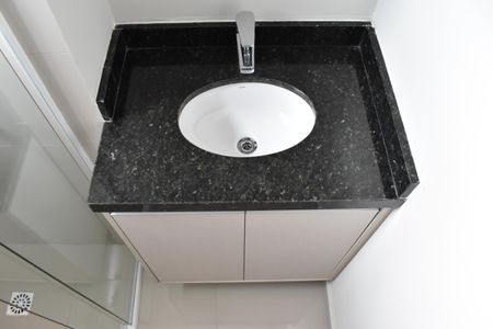 Banheiro de kitnet/studio para alugar com 1 quarto, 25m² em Centro, Curitiba
