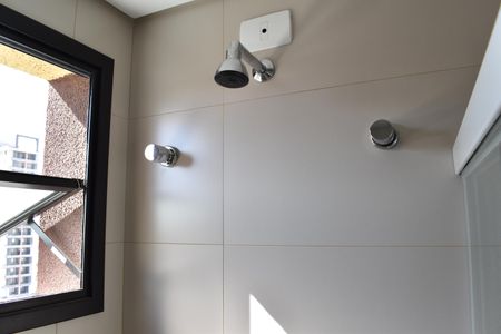 Banheiro de kitnet/studio para alugar com 1 quarto, 25m² em Centro, Curitiba