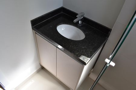 Banheiro de kitnet/studio para alugar com 1 quarto, 24m² em Centro, Curitiba