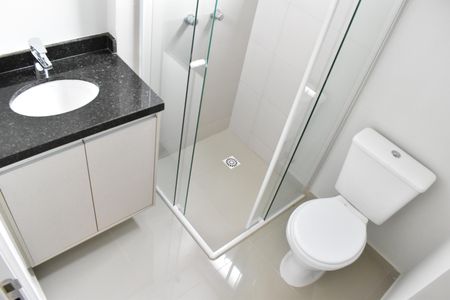 Banheiro de kitnet/studio para alugar com 1 quarto, 24m² em Centro, Curitiba