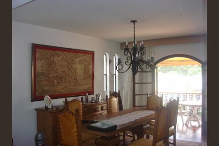 Casa à venda com 325m², 3 quartos e 3 vagas