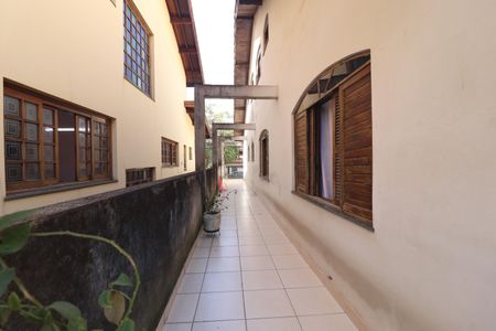 Casa à venda com 320m², 3 quartos e 7 vagasCorredor Lateral