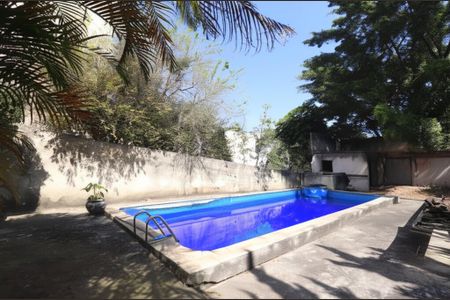 Casa à venda com 320m², 3 quartos e 7 vagas Casa à venda com 320m², 3 quartos e 7 vagasPiscina