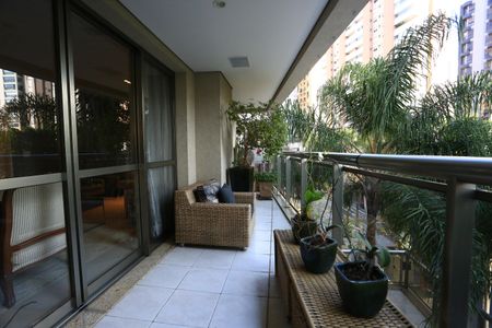 Apartamento à venda com 212m², 3 quartos e 4 vagas Apartamento à venda com 212m², 3 quartos e 4 vagasVaranda