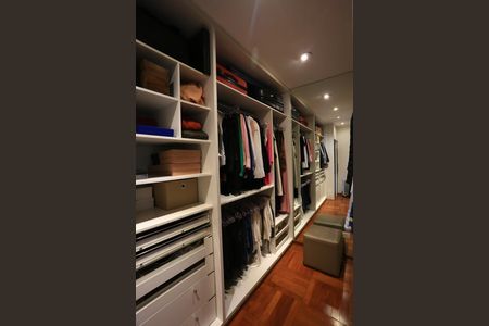 Apartamento à venda com 212m², 3 quartos e 4 vagas Apartamento à venda com 212m², 3 quartos e 4 vagasCloset da Suíte 3