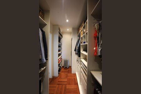 Apartamento à venda com 212m², 3 quartos e 4 vagas Apartamento à venda com 212m², 3 quartos e 4 vagasCloset da Suíte 3