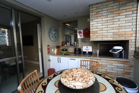 Apartamento à venda com 212m², 3 quartos e 4 vagas Apartamento à venda com 212m², 3 quartos e 4 vagasVaranda gourmet