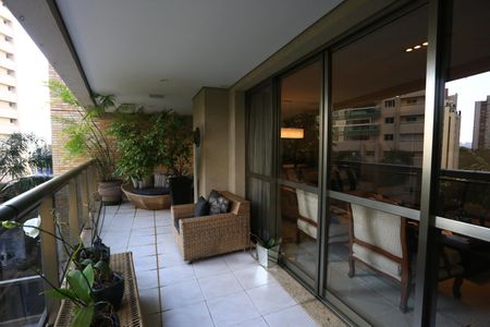 Varanda de apartamento à venda com 3 quartos, 212m² em Vila Suzana, São Paulo