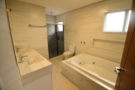 Casa de condomínio à venda com 364m², 3 quartos e 2 vagasBanheiro da Suíte 3