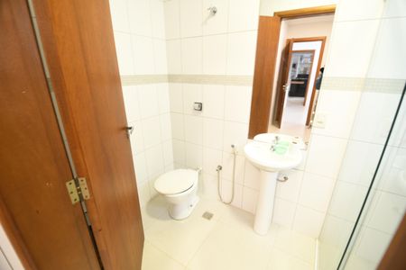 Casa de condomínio à venda com 364m², 3 quartos e 2 vagasBanheiro de serviço