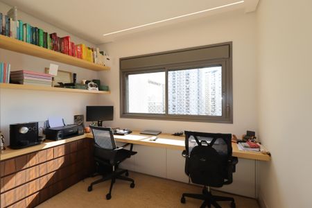 Apartamento à venda com 227m², 4 quartos e 4 vagasEscritório