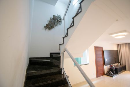 Casa à venda com 300m², 5 quartos e 7 vagas Casa à venda com 300m², 5 quartos e 7 vagasEscada