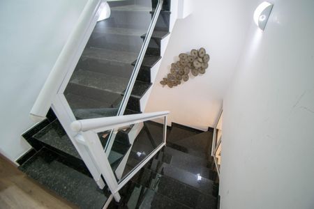 Casa à venda com 300m², 5 quartos e 7 vagas Casa à venda com 300m², 5 quartos e 7 vagasEscada