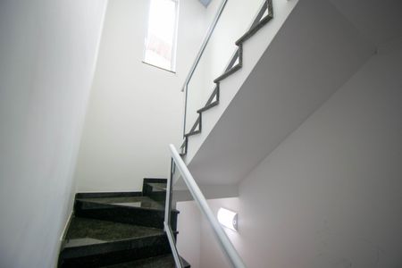 Casa à venda com 300m², 5 quartos e 7 vagas Casa à venda com 300m², 5 quartos e 7 vagasEscada