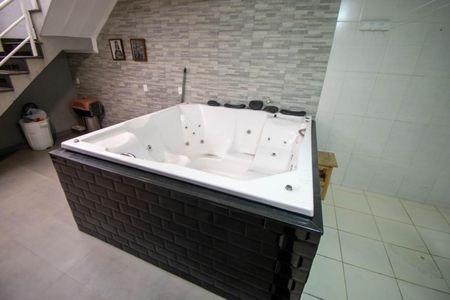 Casa à venda com 300m², 5 quartos e 7 vagas Casa à venda com 300m², 5 quartos e 7 vagasÁrea comum - Jacuzzi