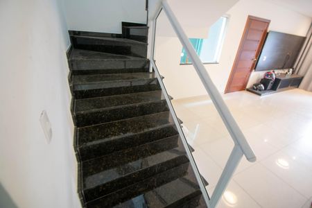 Casa à venda com 300m², 5 quartos e 7 vagas Casa à venda com 300m², 5 quartos e 7 vagasEscada