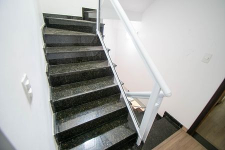 Casa à venda com 300m², 5 quartos e 7 vagas Casa à venda com 300m², 5 quartos e 7 vagasEscada