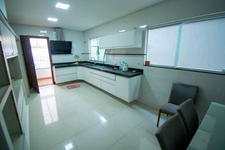 Casa à venda com 300m², 5 quartos e 7 vagas Casa à venda com 300m², 5 quartos e 7 vagasCozinha