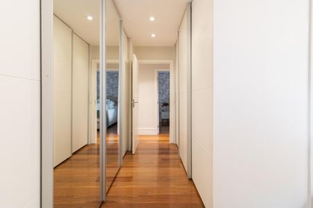 Apartamento à venda com 154m², 3 quartos e 2 vagas Apartamento à venda com 154m², 3 quartos e 2 vagasCloset da Suíte 1