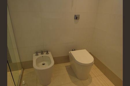 Casa à venda com 450m², 5 quartos e 4 vagasBanheiro da Suíte 1