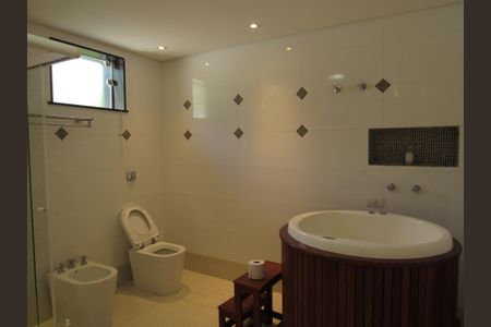 Casa à venda com 450m², 5 quartos e 4 vagasBanheiro da Suíte 1