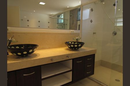 Casa à venda com 450m², 5 quartos e 4 vagasBanheiro da Suíte 1