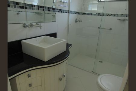 Casa à venda com 450m², 5 quartos e 4 vagasBanheiro da Suíte 3