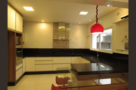 Casa à venda com 450m², 5 quartos e 4 vagasCozinha