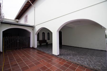 Casa à venda com 292m², 3 quartos e 6 vagas Casa à venda com 292m², 3 quartos e 6 vagasÁrea externa - Garagem