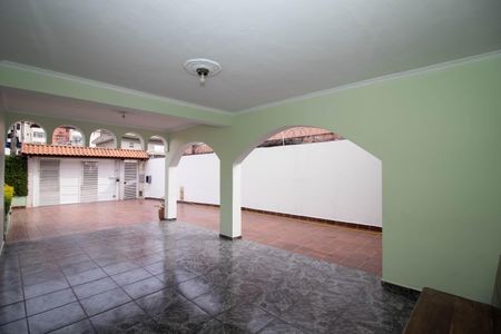 Casa à venda com 292m², 3 quartos e 6 vagas Casa à venda com 292m², 3 quartos e 6 vagasÁrea externa - Garagem
