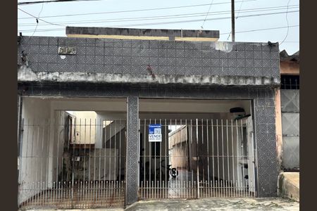 Casa à venda com 308m², 1 quarto e 2 vagas Casa à venda com 308m², 1 quarto e 2 vagasFachada