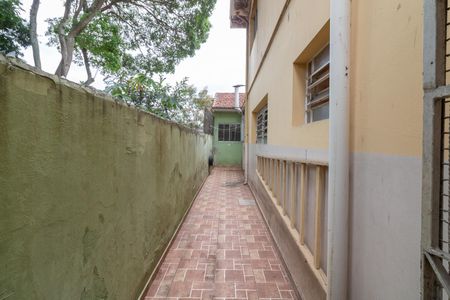 Casa à venda com 150m², 4 quartos e 2 vagas Casa à venda com 150m², 4 quartos e 2 vagasCorredor externo