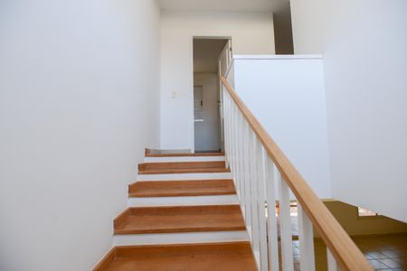 Casa para alugar com 140m², 2 quartos e 4 vagas Casa para alugar com 140m², 2 quartos e 4 vagasEscada