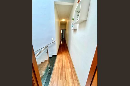 Casa à venda com 182m², 3 quartos e 4 vagas Casa à venda com 182m², 3 quartos e 4 vagasCorredor