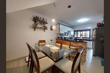 Casa à venda com 147m², 3 quartos e 2 vagas Casa à venda com 147m², 3 quartos e 2 vagasSala de Jantar