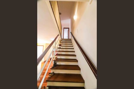 Casa à venda com 138m², 4 quartos e 2 vagas Casa à venda com 138m², 4 quartos e 2 vagasEscadas