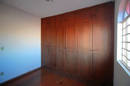 Casa à venda com 508m², 4 quartos e 2 vagasQuarto 2