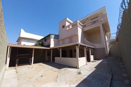 Casa à venda com 263m², 3 quartos e 8 vagas Casa à venda com 263m², 3 quartos e 8 vagasQuintal