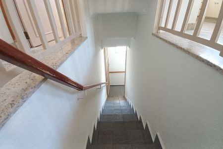 Casa à venda com 263m², 3 quartos e 8 vagas Casa à venda com 263m², 3 quartos e 8 vagasEscada