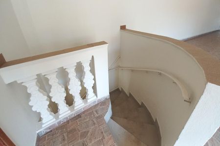 Casa à venda com 263m², 3 quartos e 8 vagas Casa à venda com 263m², 3 quartos e 8 vagasEscada