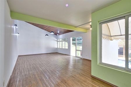 Casa de condomínio à venda com 375m², 3 quartos e 4 vagas