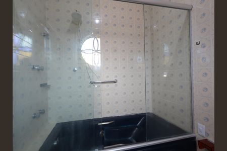 Casa à venda com 303m², 6 quartos e 3 vagasBanheiro da Suíte 2