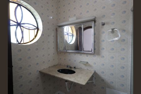 Casa à venda com 303m², 6 quartos e 3 vagasBanheiro da Suíte 2