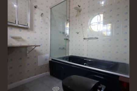 Casa à venda com 303m², 6 quartos e 3 vagasBanheiro da Suíte 2