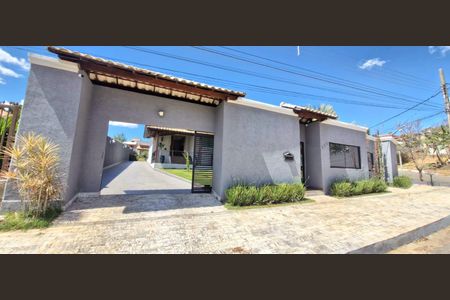 Casa à venda com 380m², 3 quartos e 8 vagasFachada