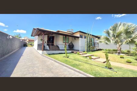 Casa à venda com 380m², 3 quartos e 8 vagasFachada