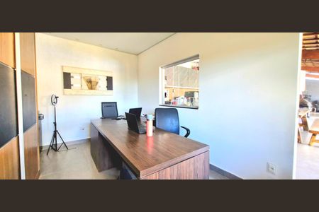 Casa à venda com 380m², 3 quartos e 8 vagasEscritório