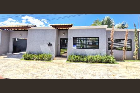 Casa à venda com 380m², 3 quartos e 8 vagasFachada