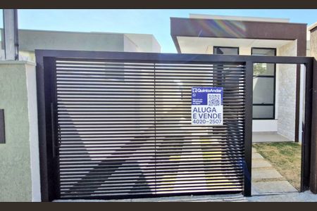 Casa à venda com 100m², 3 quartos e 2 vagas Casa à venda com 100m², 3 quartos e 2 vagasFachada